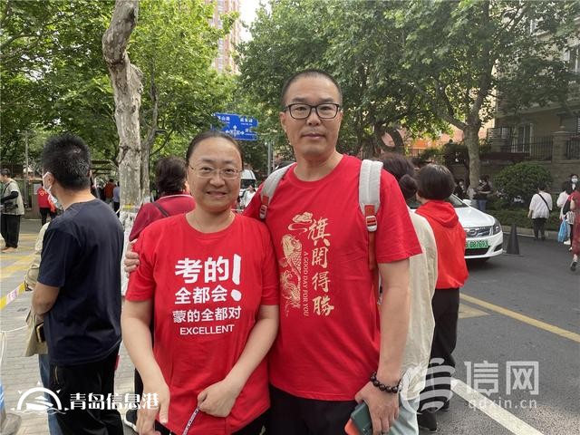 直擊高考：旗袍、紅T恤還不夠 有家長(zhǎng)帶上萌寵來(lái)送考