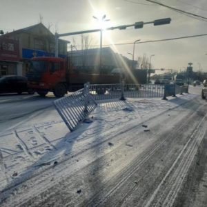 雪天慢行！南村鎮(zhèn)修復(fù)事故受損護(hù)欄
