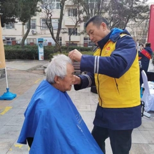 信新相映走進(jìn)八大湖公園 讓雷鋒精神在志愿者心中扎根