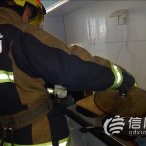 網(wǎng)事如歌·青島故事：灶上燉著菜房門被鎖了