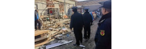 李園綜合行政執(zhí)法中隊開展私搭亂建專項整治活動
