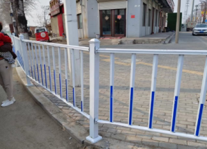 護欄受損及時修復，道路出行安全為先
