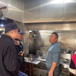 平度市東閣街道執(zhí)法中隊整治餐飲油煙，讓“煙火氣”不再擾民 ...