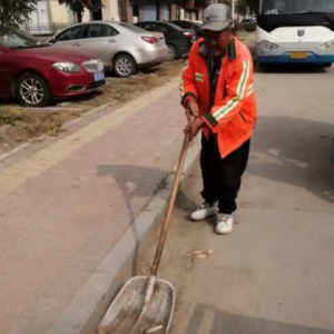 清理路面積土，確保道路整潔