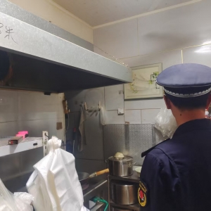同和中隊(duì)：“信用+執(zhí)法”守護(hù)城市 清新“食”光
