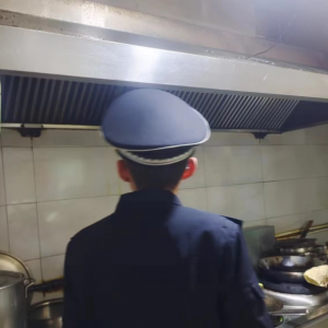 同和中隊(duì)：驅(qū)散餐飲油煙“陰霾”，守護(hù)城市清新藍(lán)天