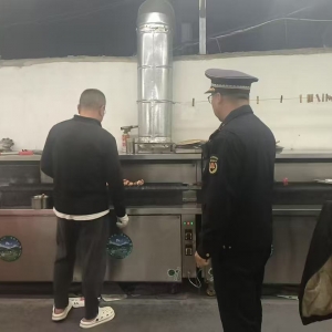 平度市東閣街道執(zhí)法中隊“信用+”整治餐飲油煙，筑牢清新“防護網(wǎng)” ...