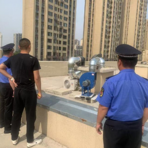 平度市鳳臺執(zhí)法中隊：嚴查油煙污染 為居民按下“清新空氣鍵” ...