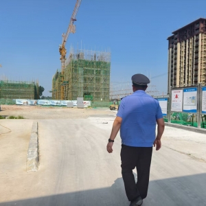 同和中隊：烈日下的“藍天守護”，嚴查建筑工地揚塵